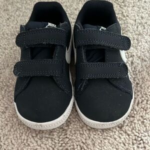 Baby boy Nikes size 4 1/2